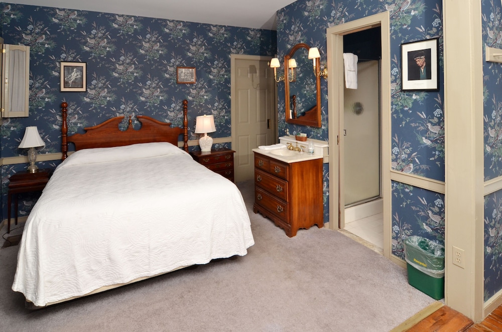 Churchill, Deluxe, Queen Bed, Private Bathroom