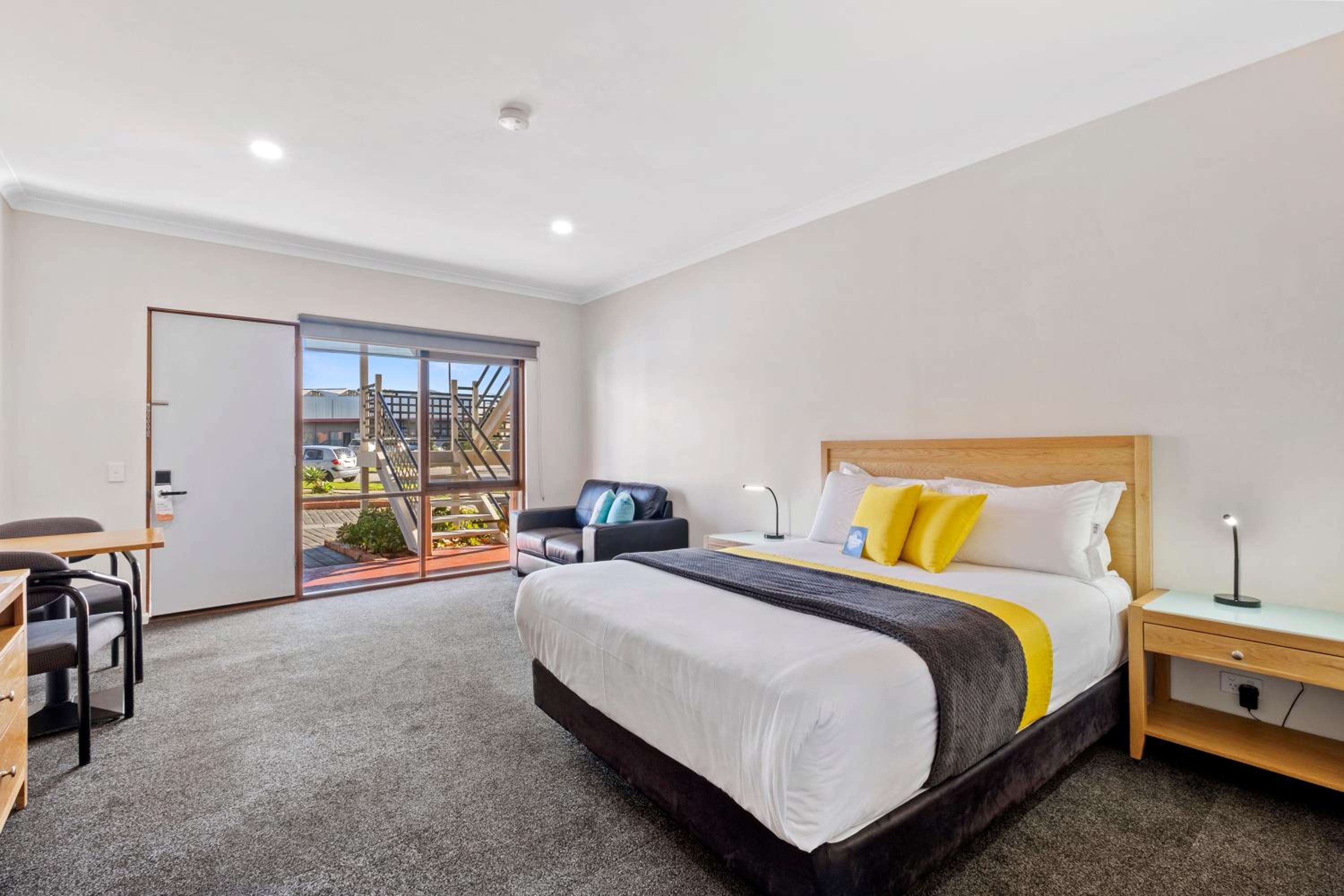 Room, Queen Bed, Hot Tub