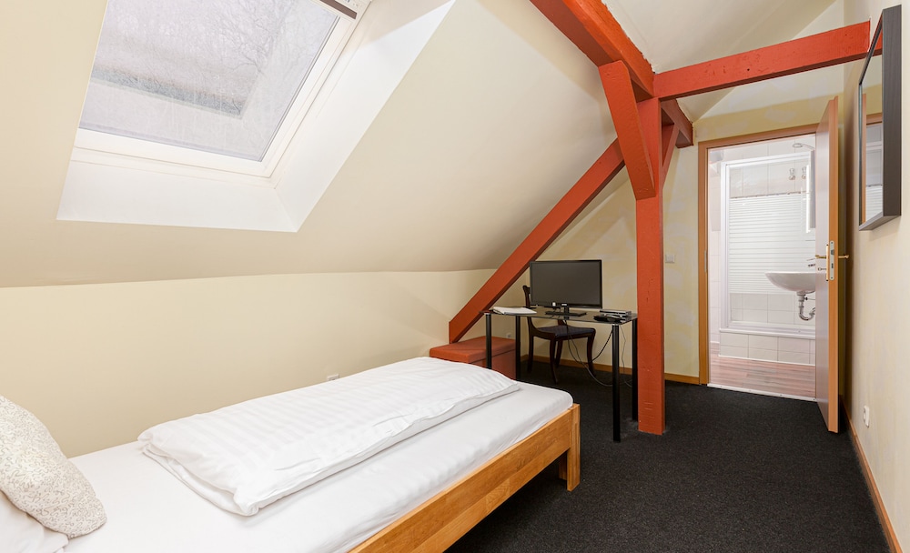 ROOM, SINGLE