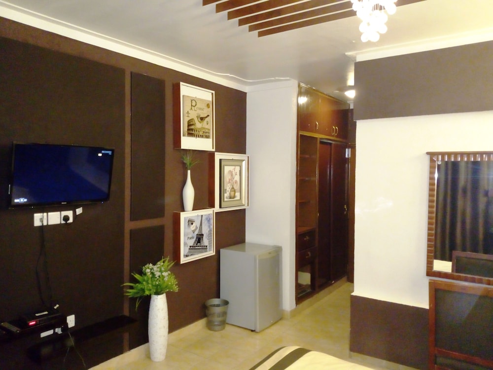 Emerald Hotel 39/55
