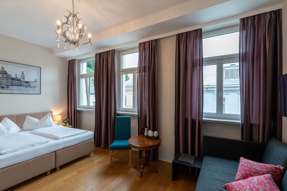 RESIDENCE, KING BED
