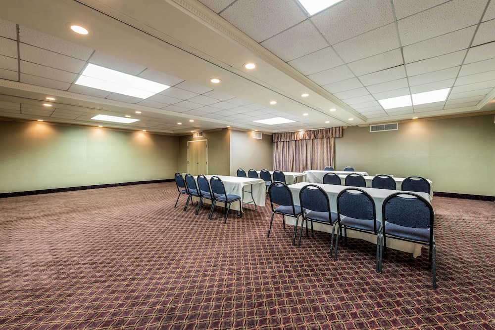 SureStay by Best Western Marion 33/39