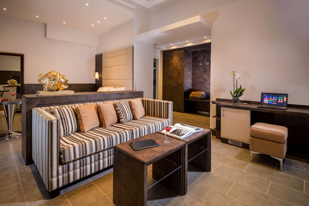 Hearth Hotel 75/92