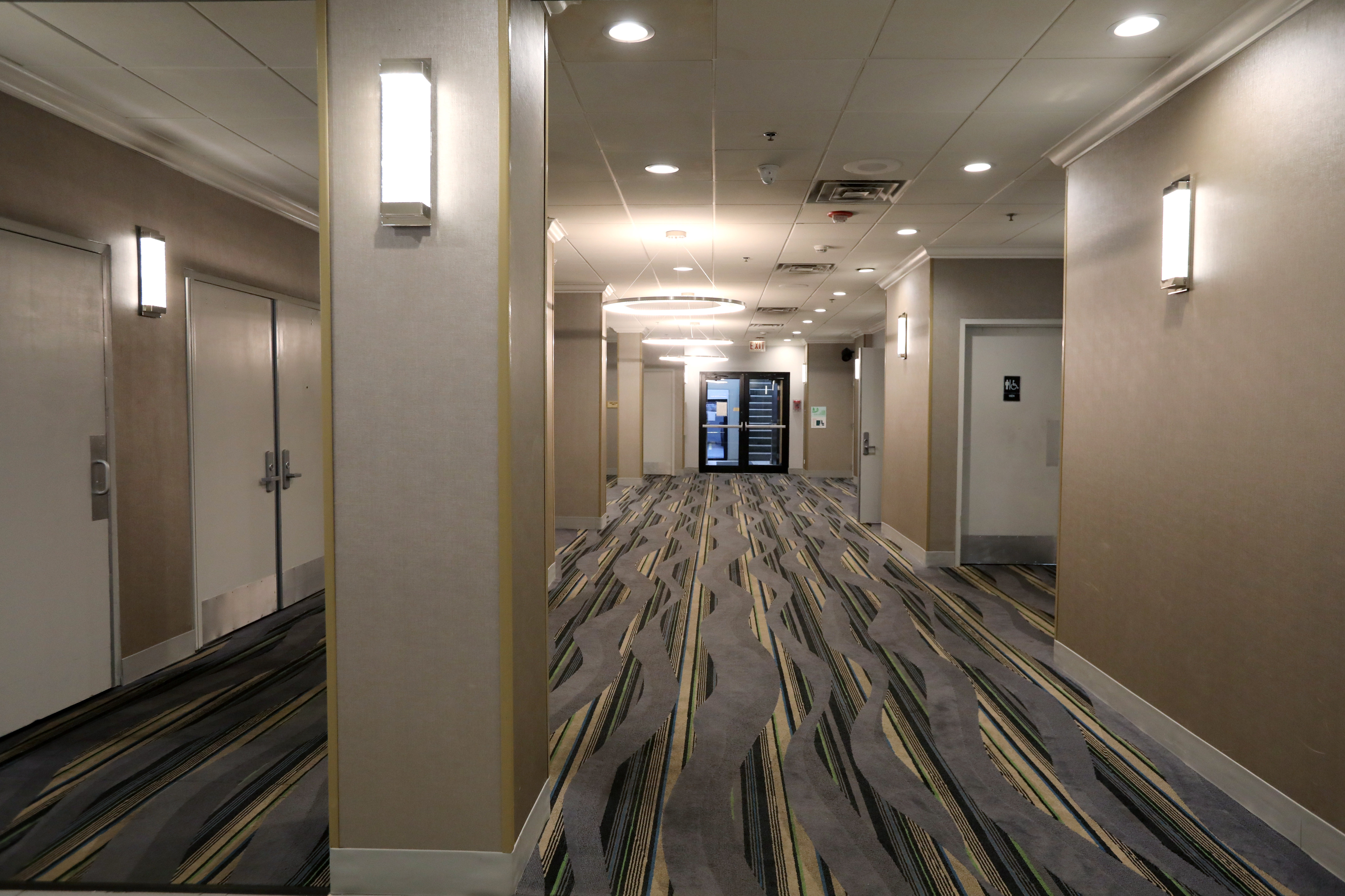 Holiday Inn Chicago O'Hare 67/71