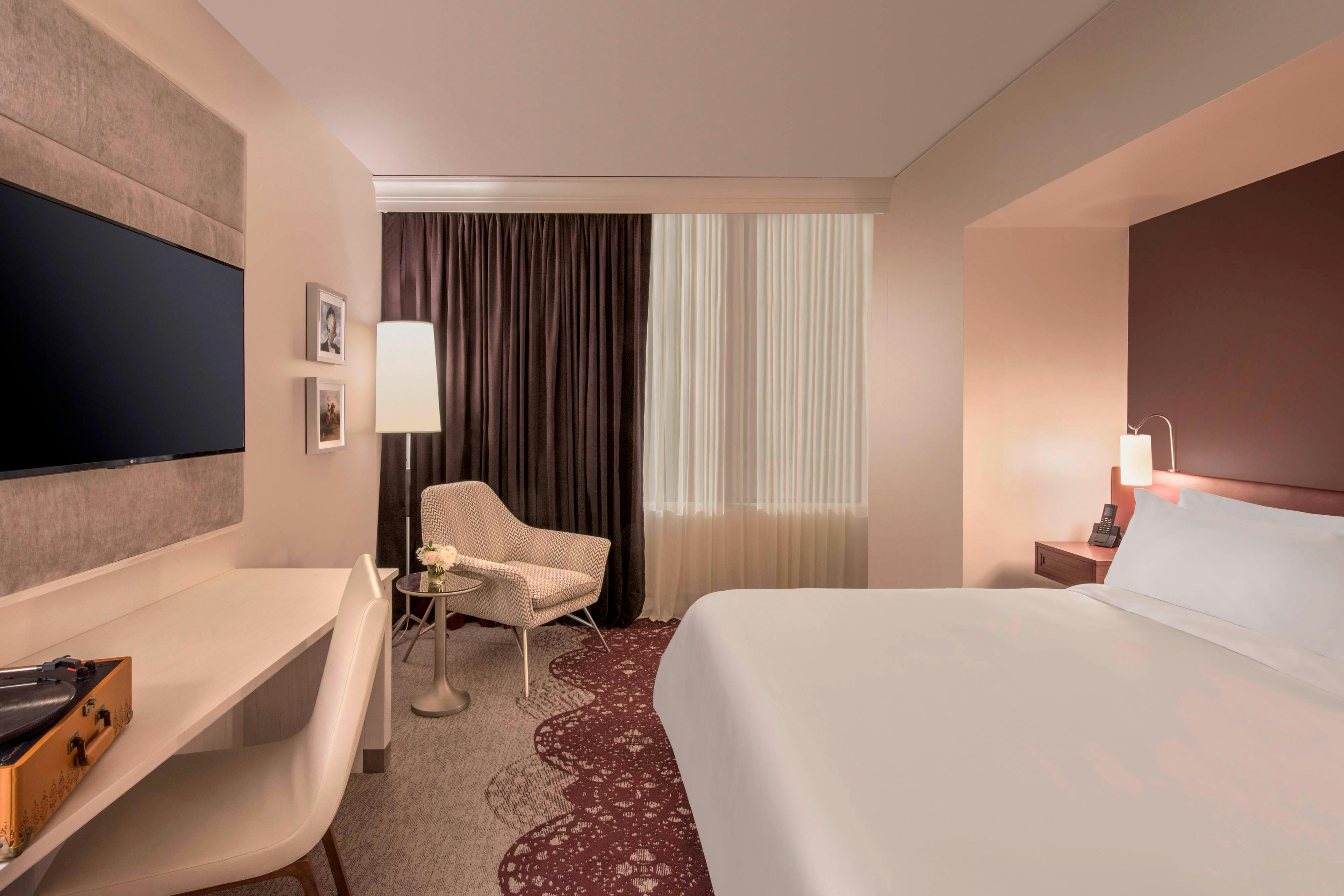 ROOM, KING BED