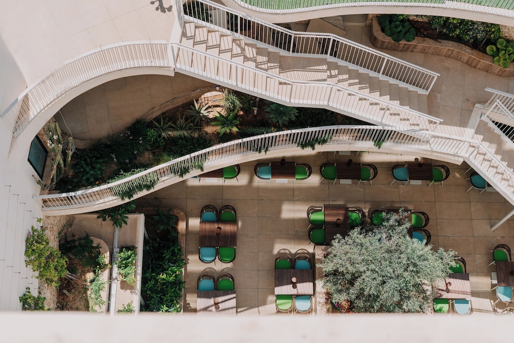Reef Hotel & Spa 7/87
