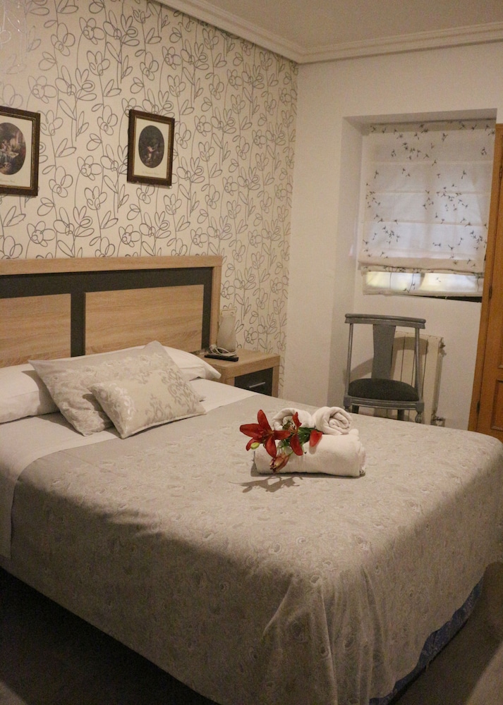 ROOM, DOUBLE BED