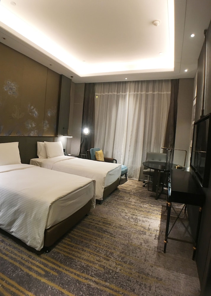 LUXURY, TWIN BEDS
