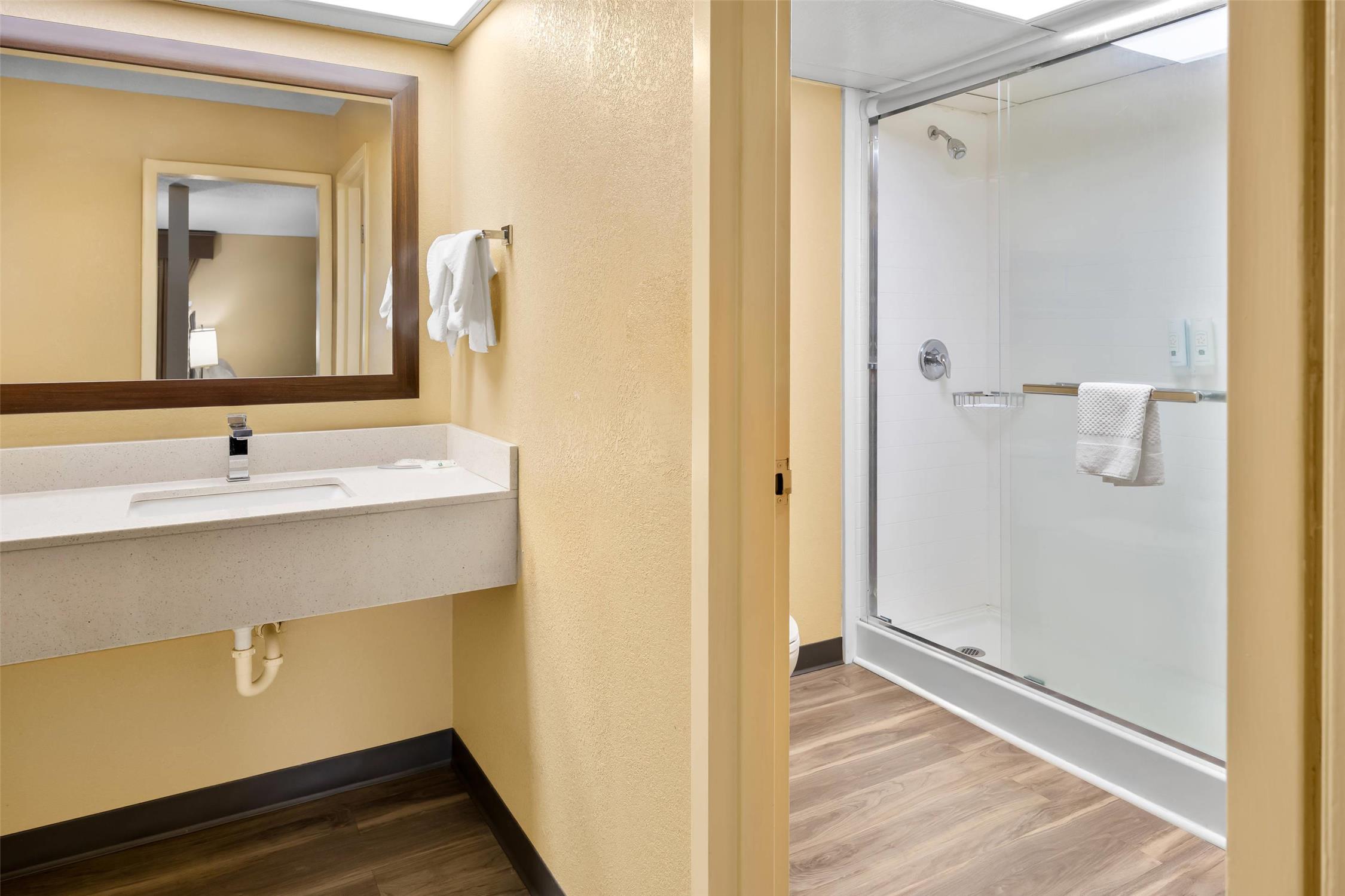 غرفة بسرير كينج للمدخنين، Quality Inn Perry - National Fairgrounds Area 6/6
