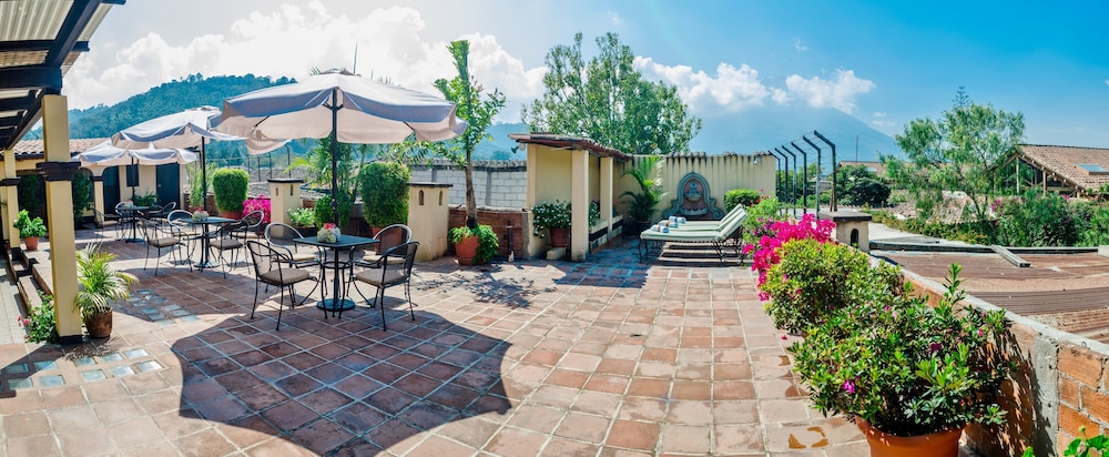 LAS CAMELIAS INN 39/50