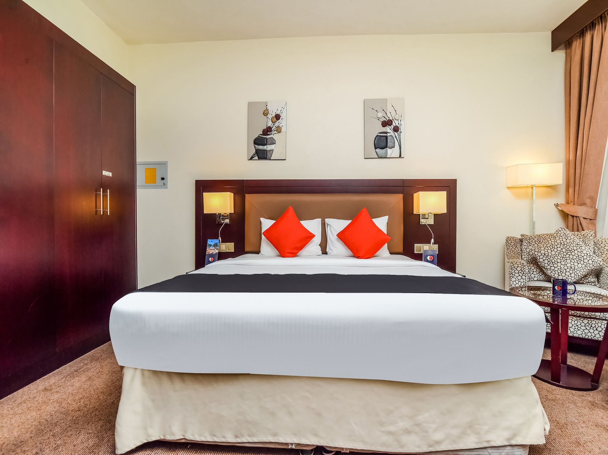 DELUXE, KING BED