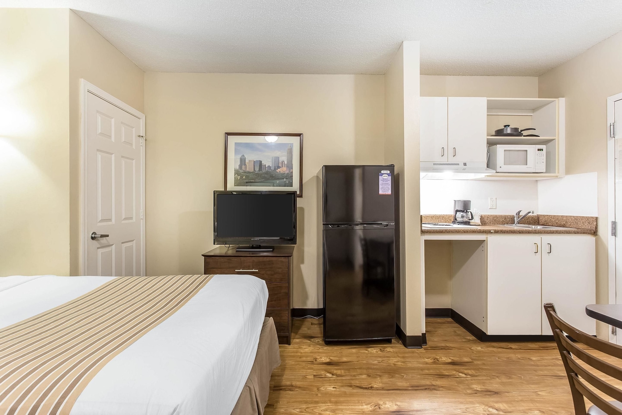 EFFICIENCY, 2 DOUBLE BEDS