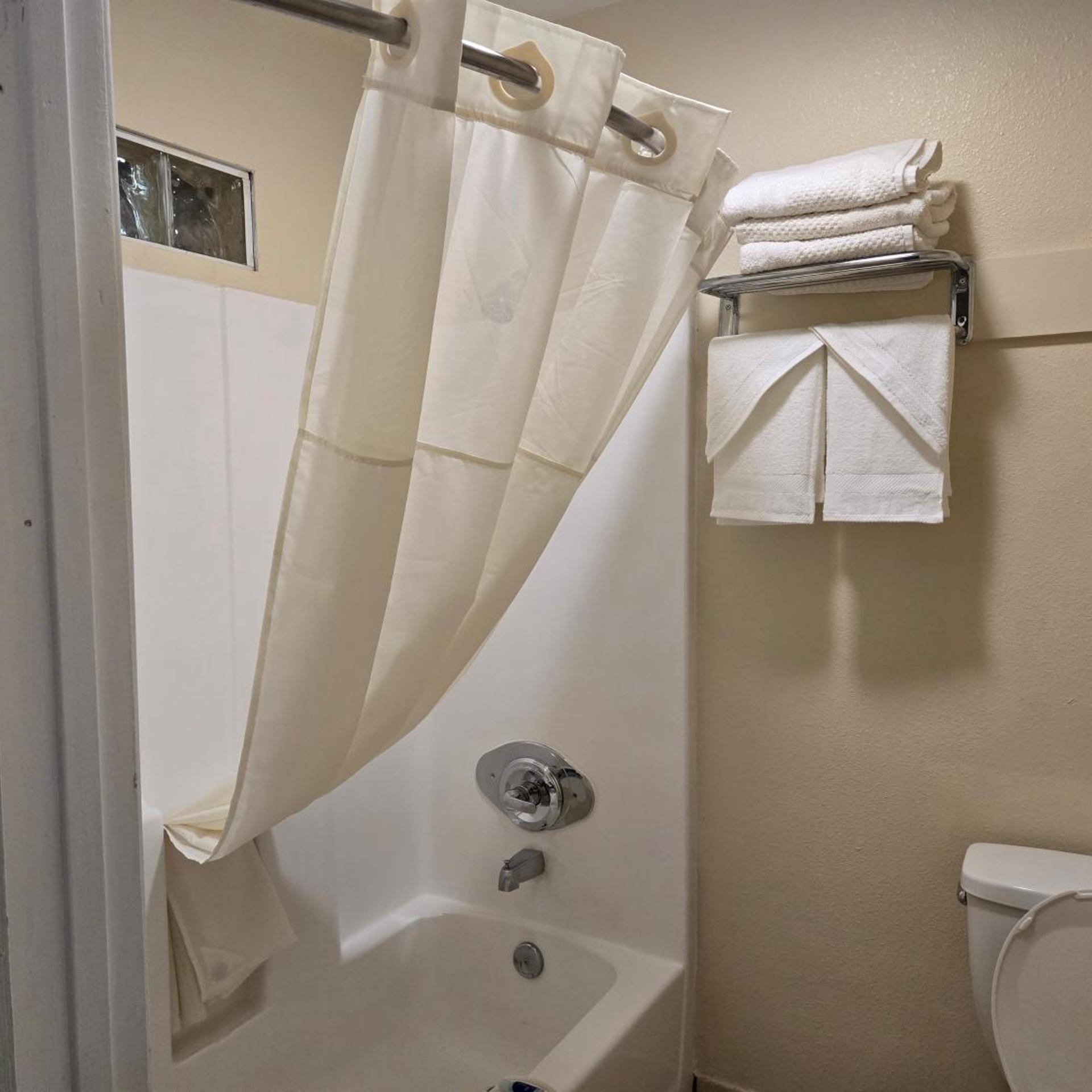 Family, 3 Queen Beds, Rodeway Inn & Suites Blythe I-10, CA 10/10