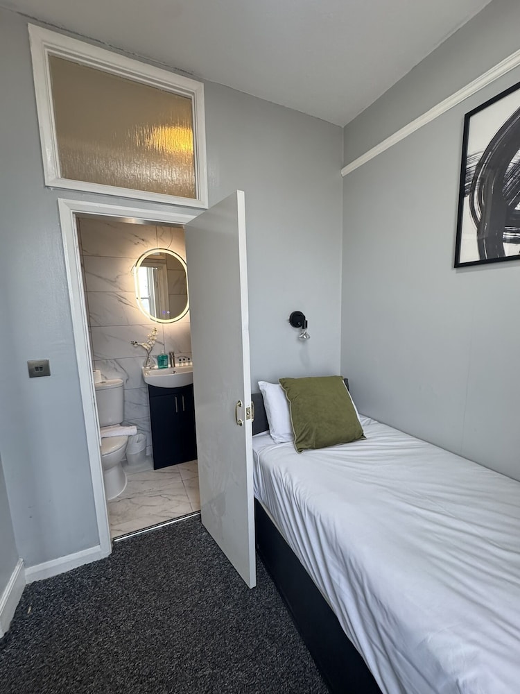 OYO Marine Parade Hotel Eastbourne Pier 20/60