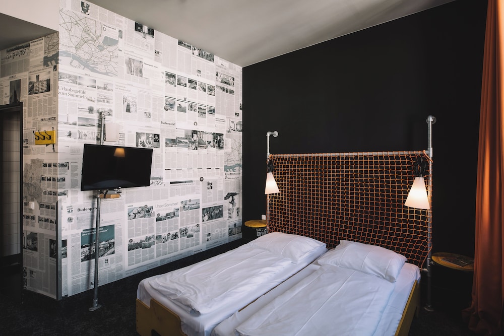 ROOM, QUADRUPLE