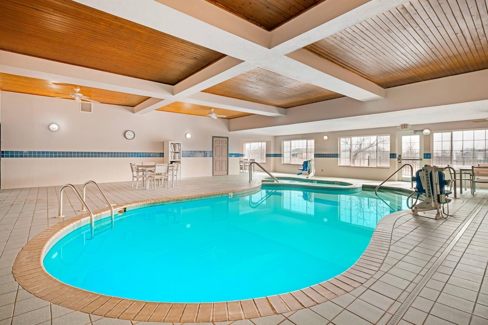 Country Inn Suites By Radisson West Bend Wi 30/58