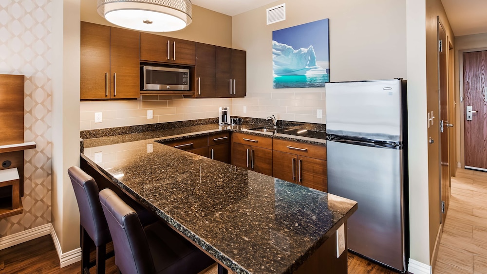 Best Western Plus St. John s Airport Hotel and Suites 7/36