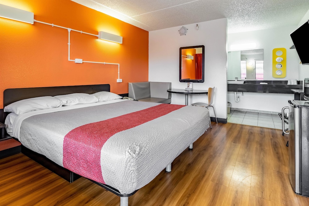 Motel6 Joliet, IL - I-80 15/58