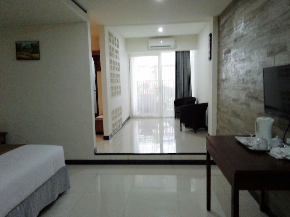The Kanjeng Suites Kuta Galeria - Bali 54/56
