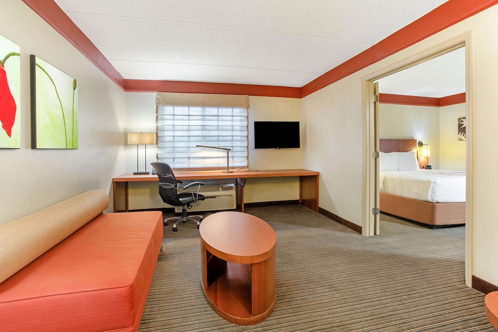 La Quinta Inn & Suites by Wyndham Raleigh Cary 31/44