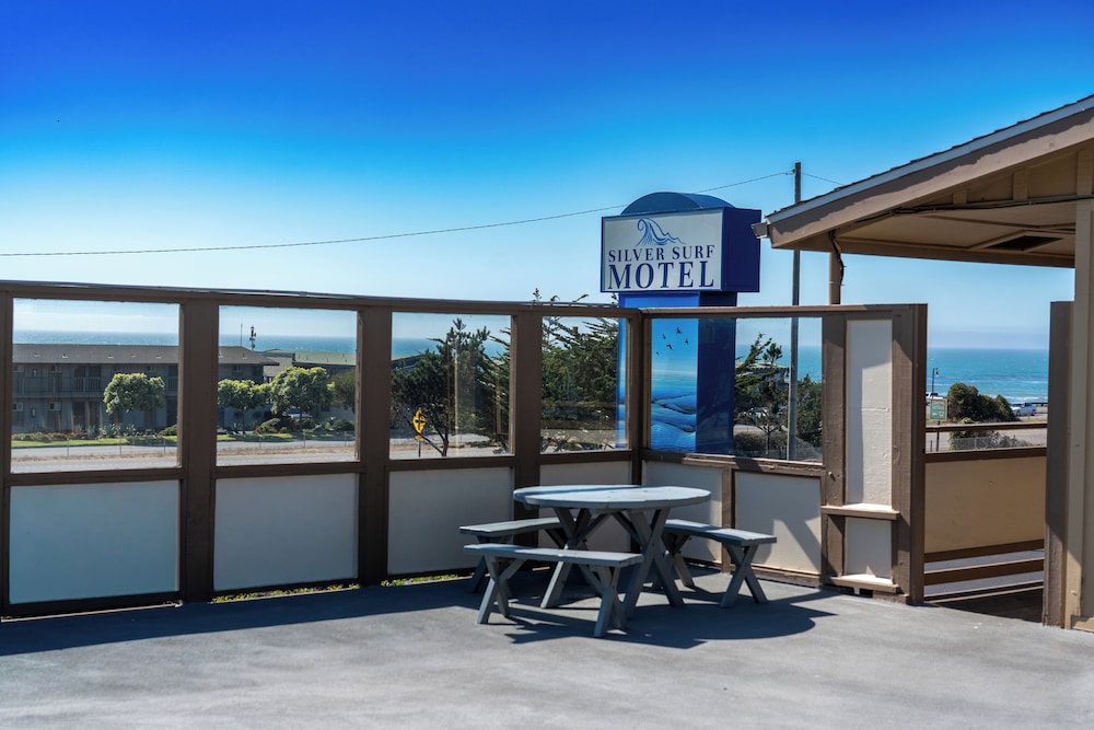 Silver Surf Motel 44/72