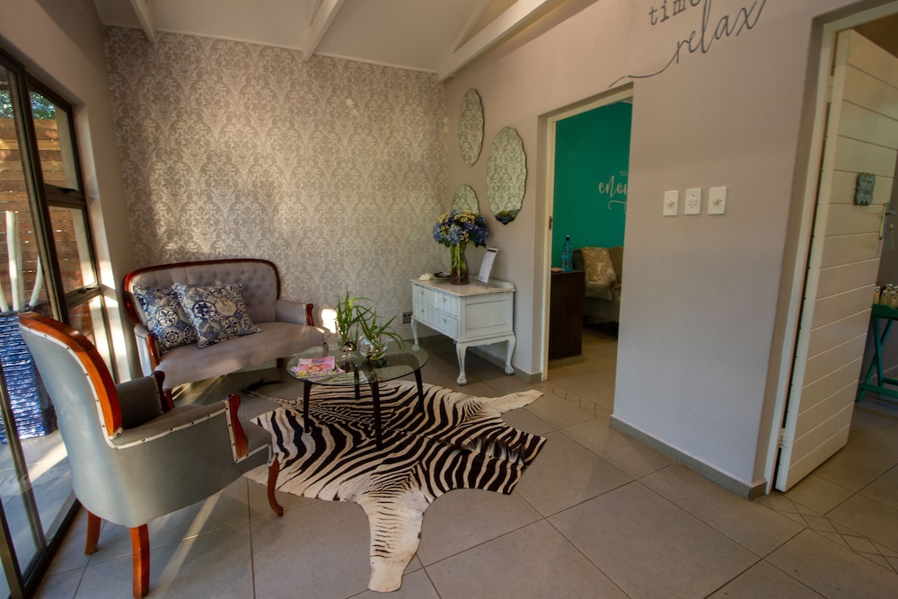 Emdoneni Lodge with Animal Care and Rehab Centre 48/66