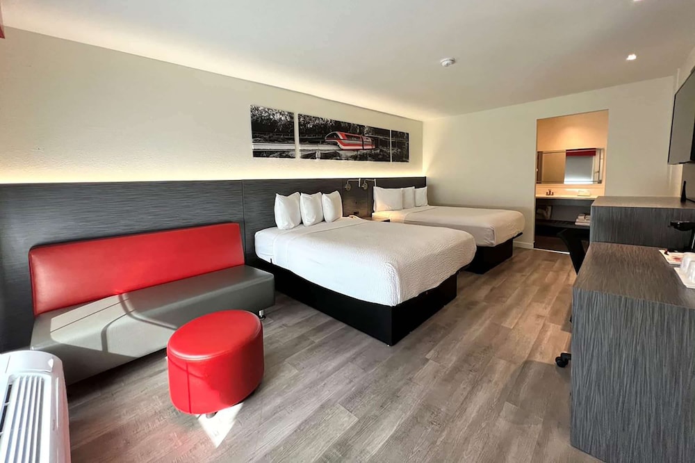 Ramada by Wyndham Anaheim Convention Center 9/40