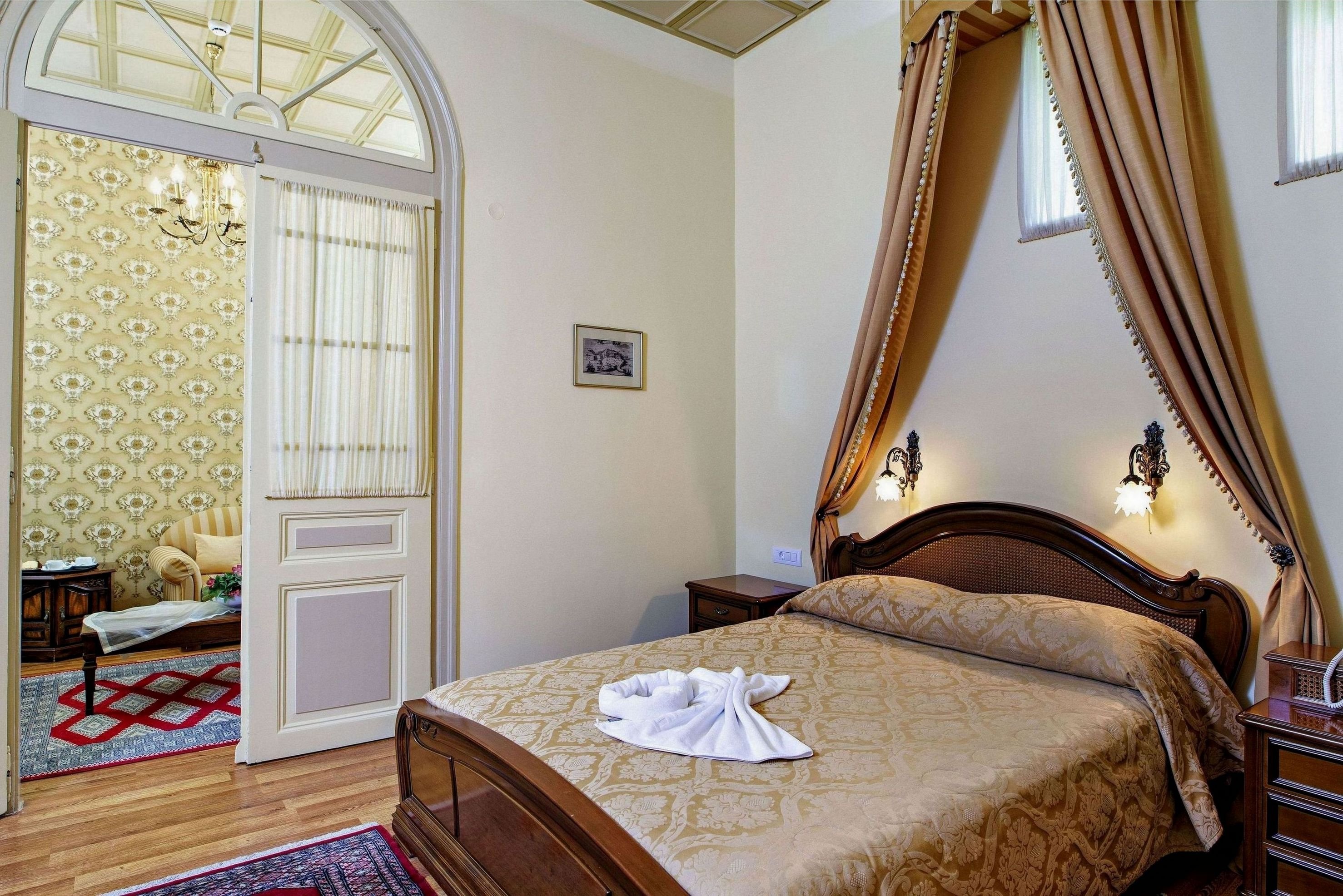 EXECUTIVE, SUITE