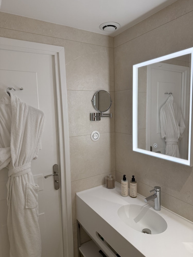Chalgrin Boutique Hotel 45/46