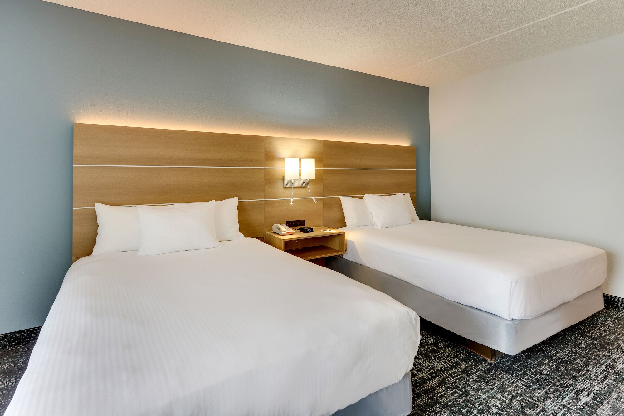 SUPERIOR, 2 QUEEN BEDS, PARTIAL LAKE VIEW, BALCONY