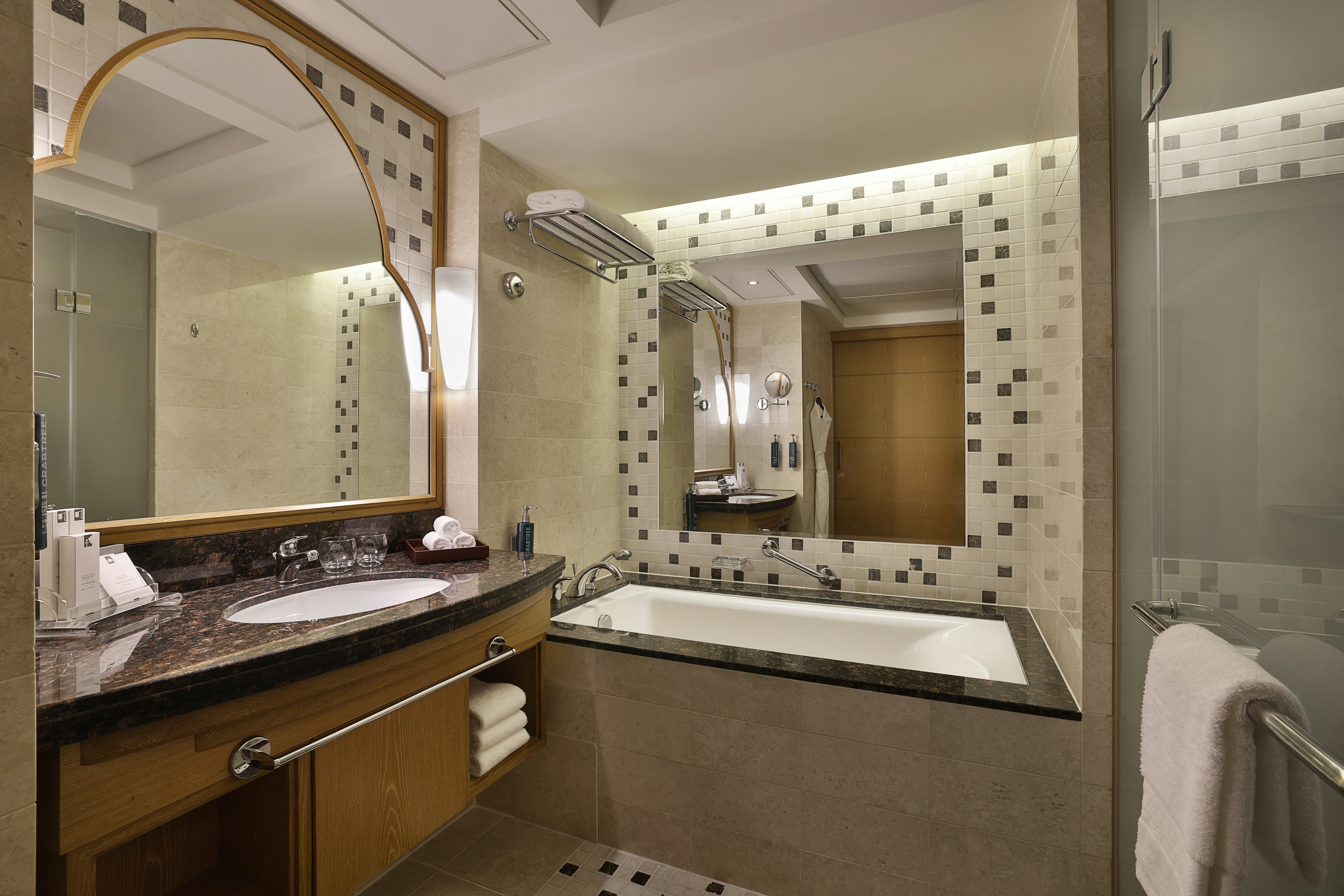 غرفة ديلوكس بسرير كينج بإطلالة على البحر، Hilton Muscat Al Bandar 5/6