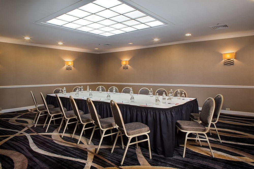 DoubleTree by Hilton New York LaGuardia Airport 52/54