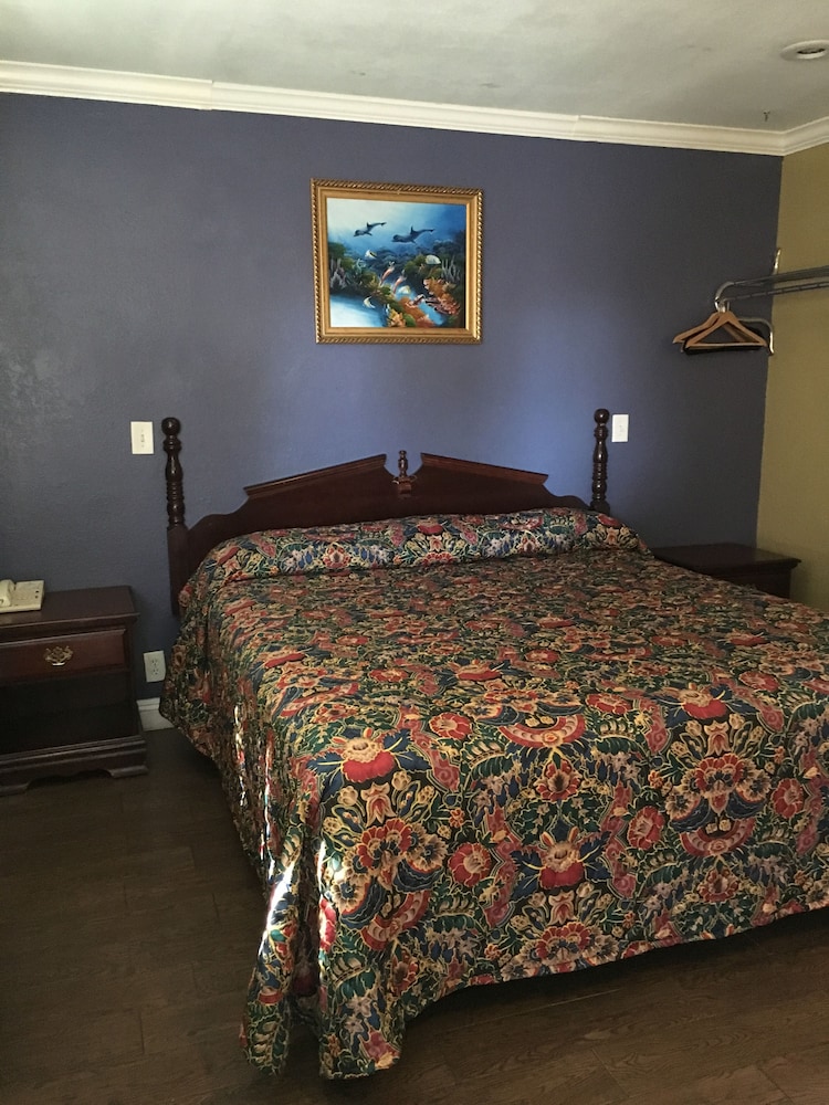 Hyde Park Motel 16/36