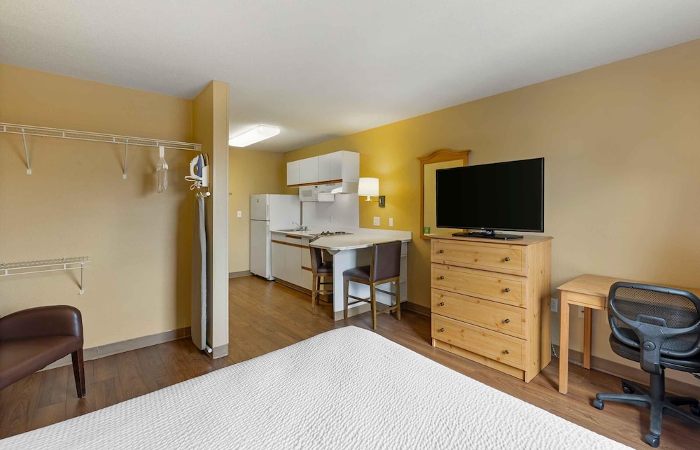 Studio, Queen Bed, Extended Stay America - St. Louis - Westport - Central 2/6