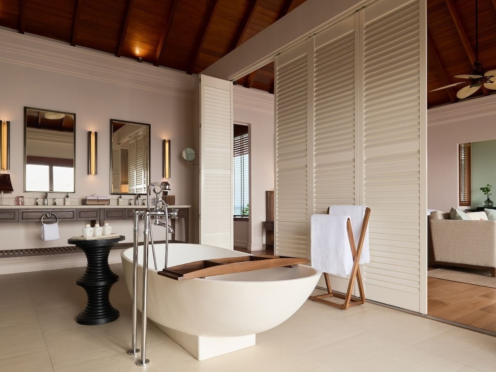 Dusit Thani Maldives 66/66