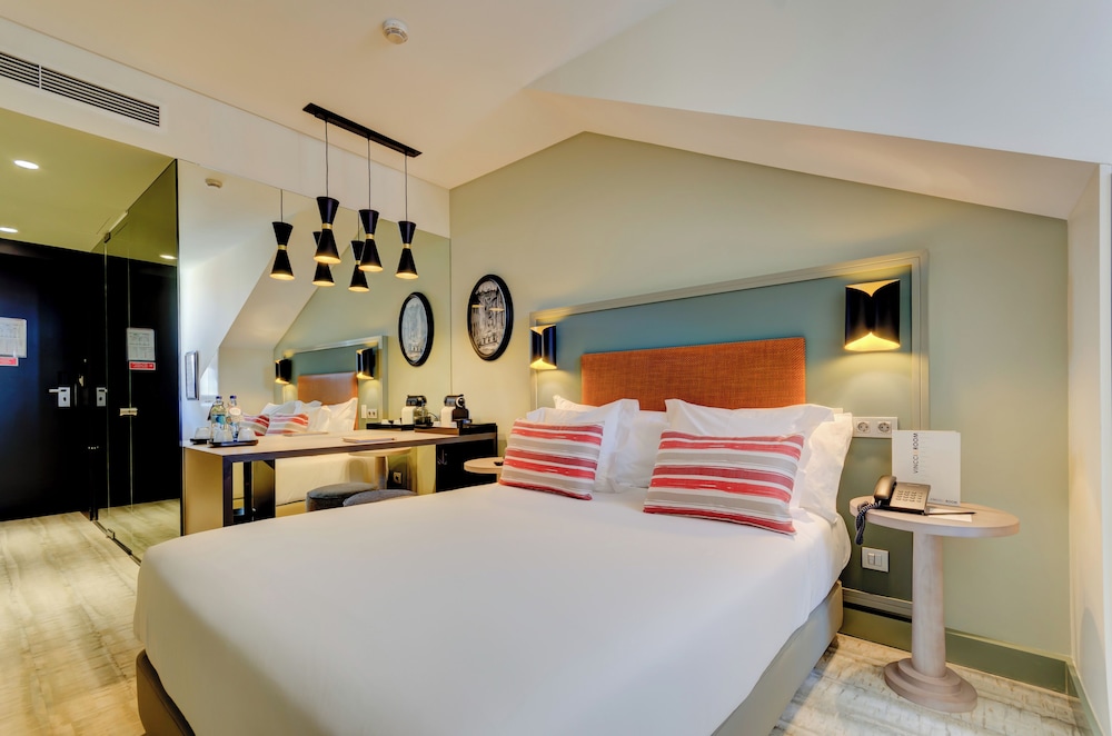 ROOM, SINGLE