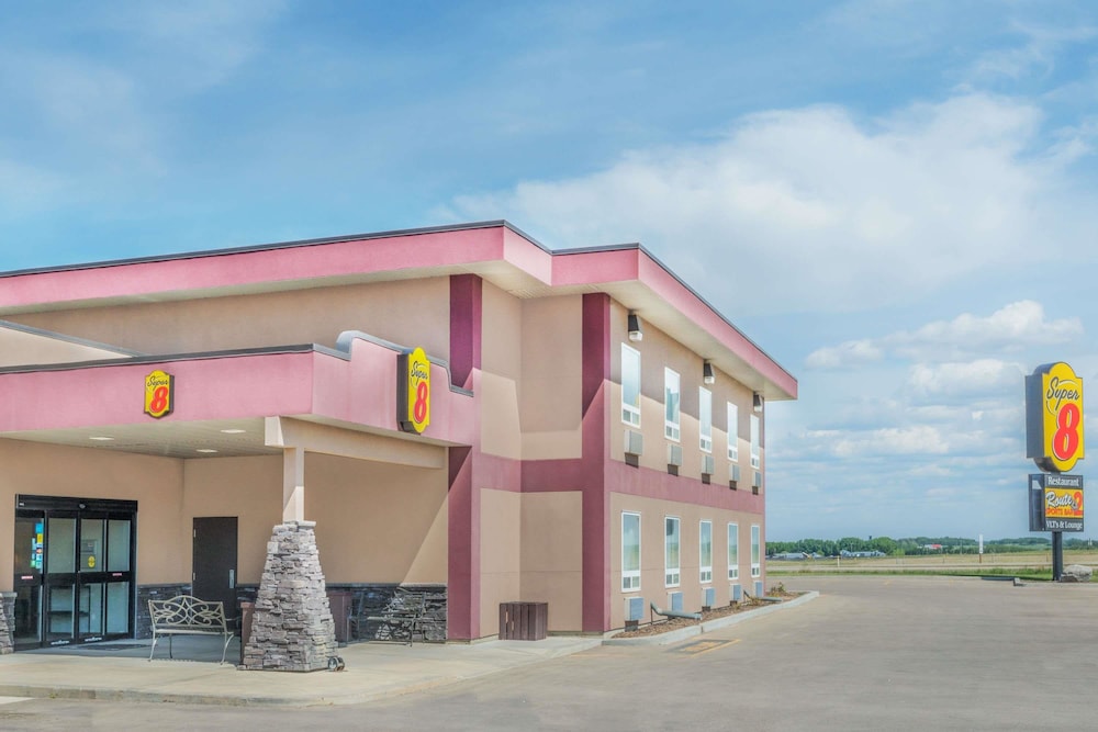 Super 8 By Wyndham Innisfail 1/15