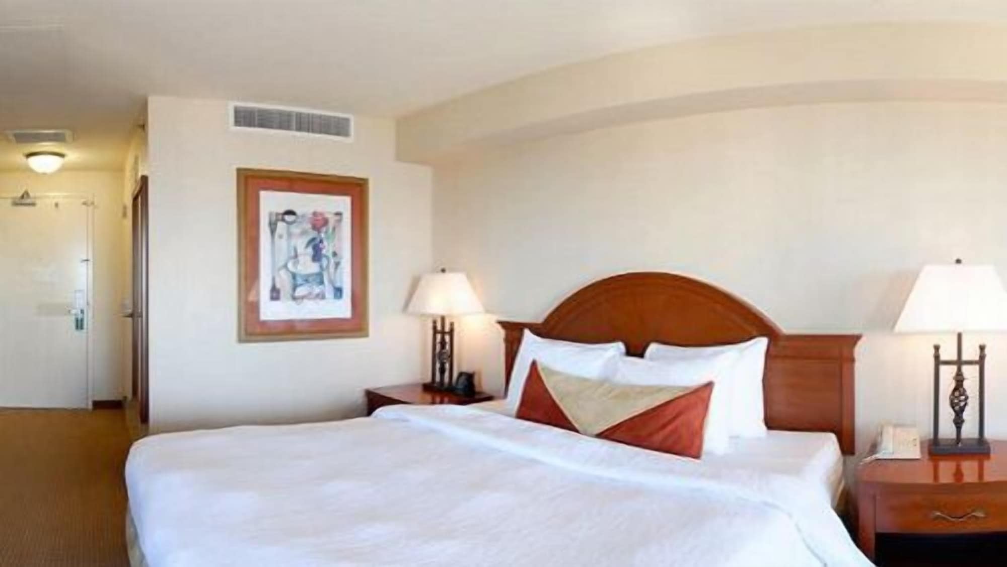 ROOM, KING BED, POOL VIEW
