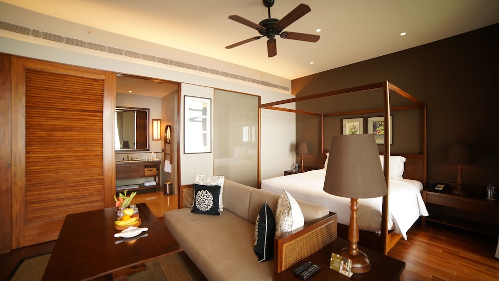 Grand, Luxury, King Bed, Valley View