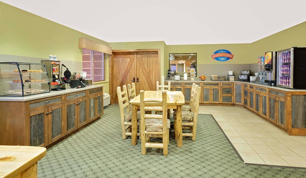 Pinedale Hotel & Suites 49/50