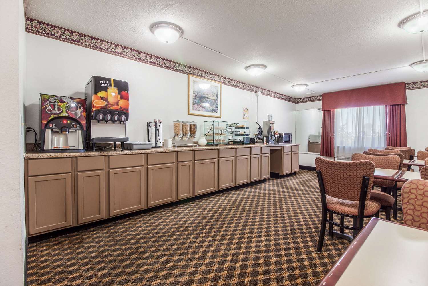 Econo Lodge Lexington, NE 33/44