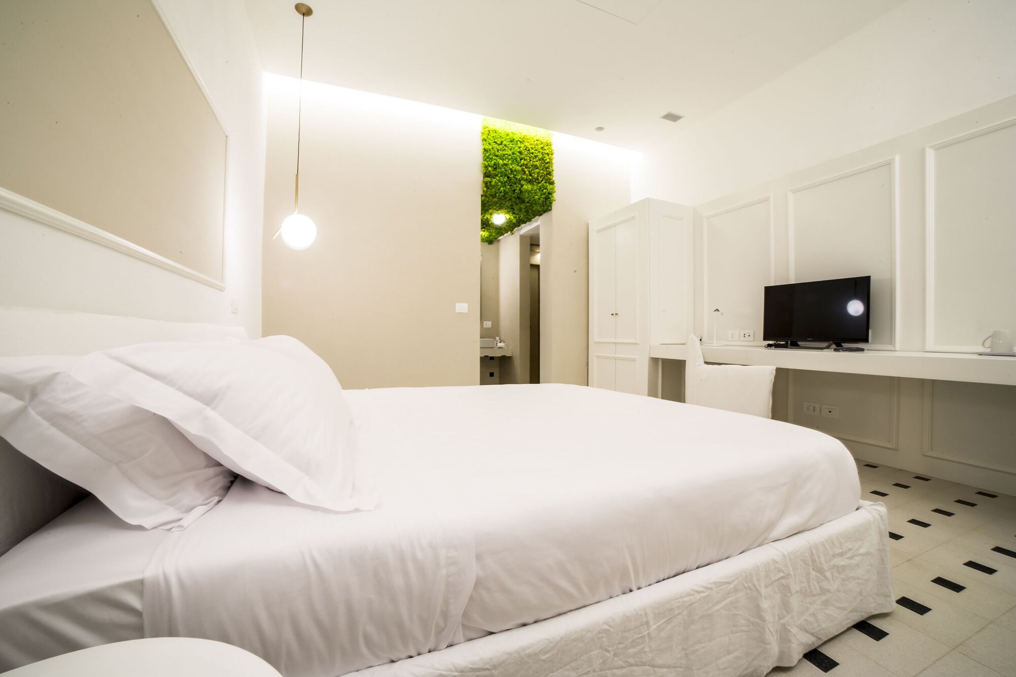 JUNIOR SUITE, KING BED, COURTYARD VIEW, PRIVATE BATHROOM