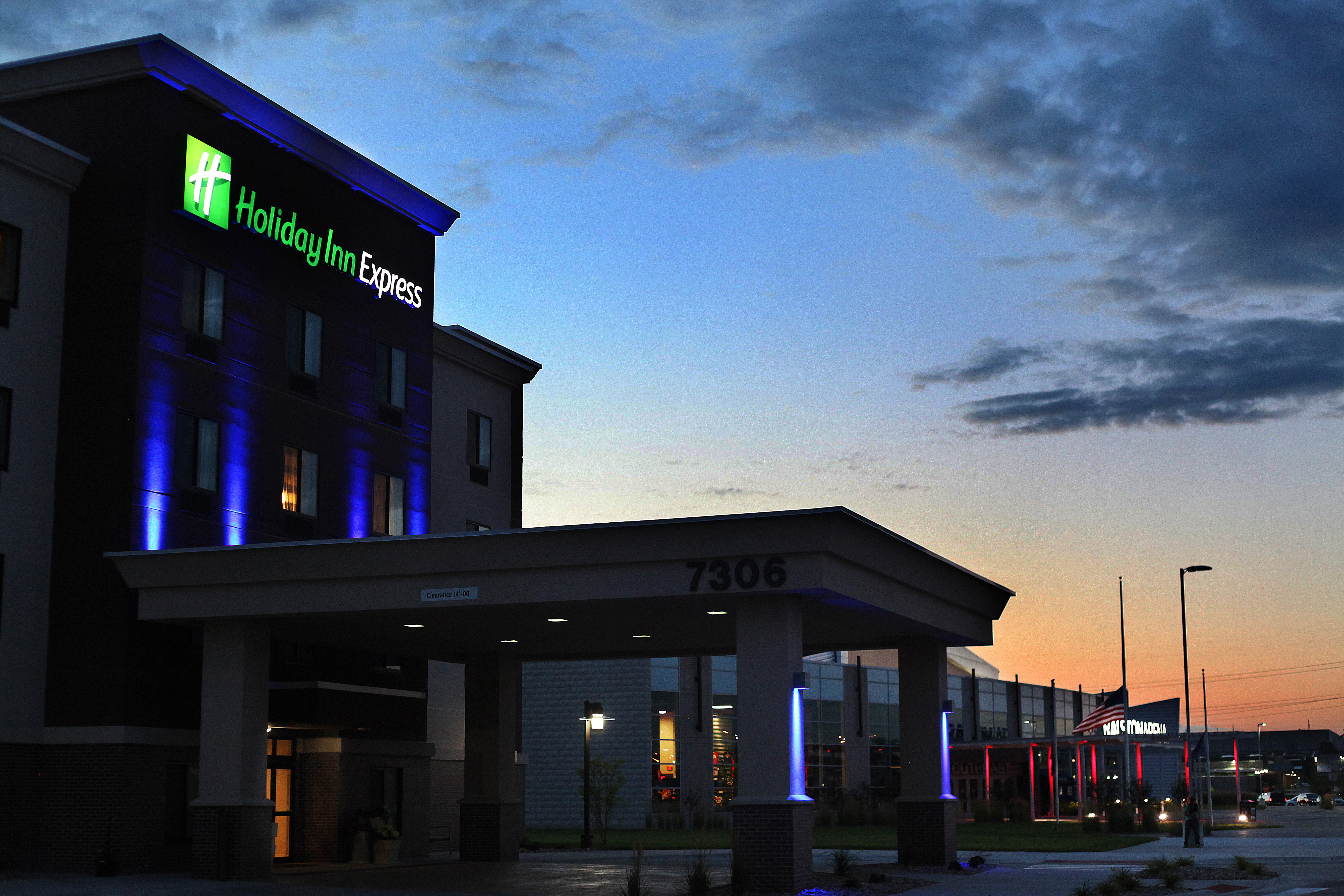 Holiday Inn Express Ralston Arena Area 1/19