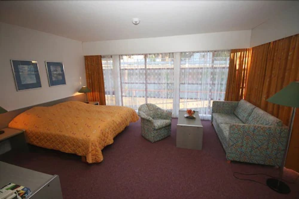 Revsnes Hotell 18/48