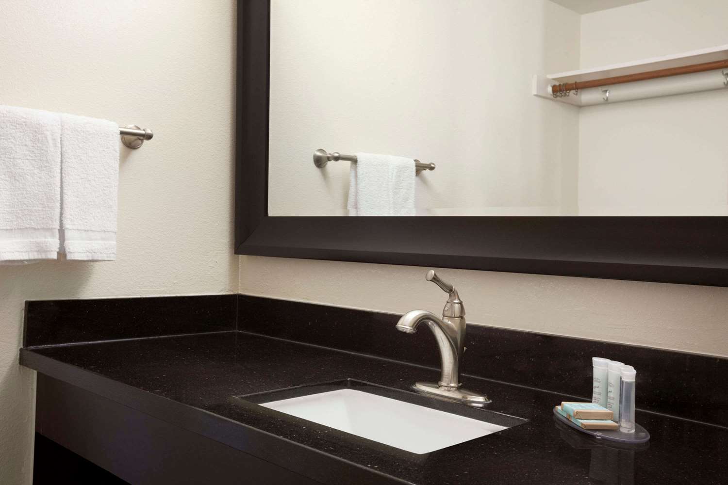 Travelodge By Wyndham Bakersfield 27/28
