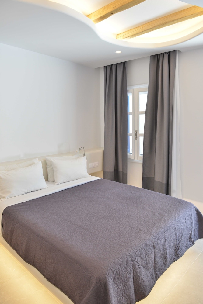 DELUXE, QUEEN BED