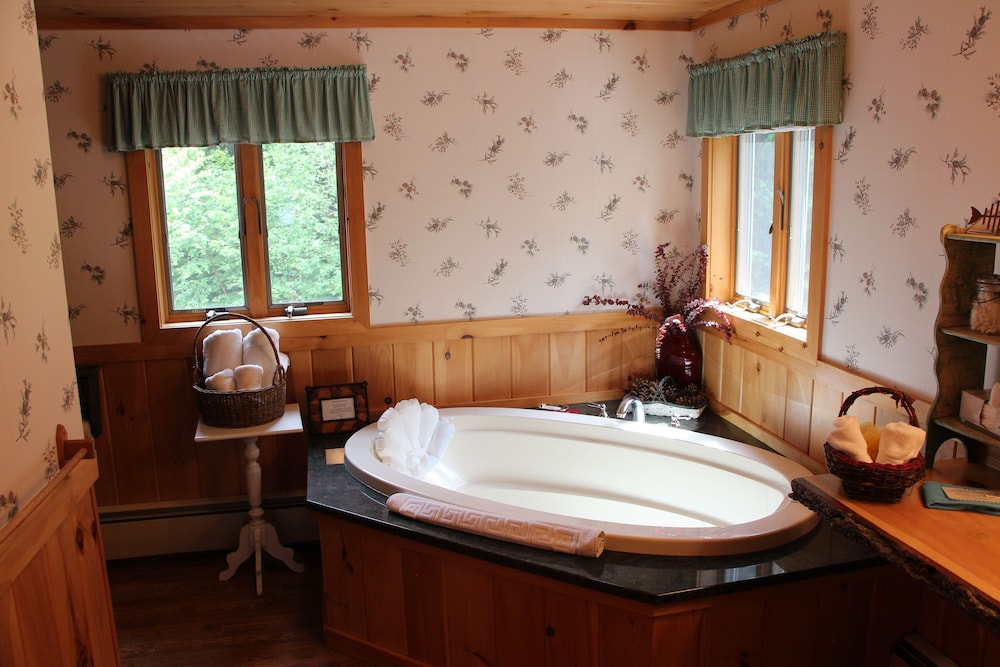 Kiwassa Lake Bed & Breakfast and Cabins 48/50