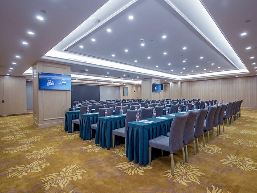 Vienna International Hotel (Huanggang Normal College Ruitian Plaza) 34/39
