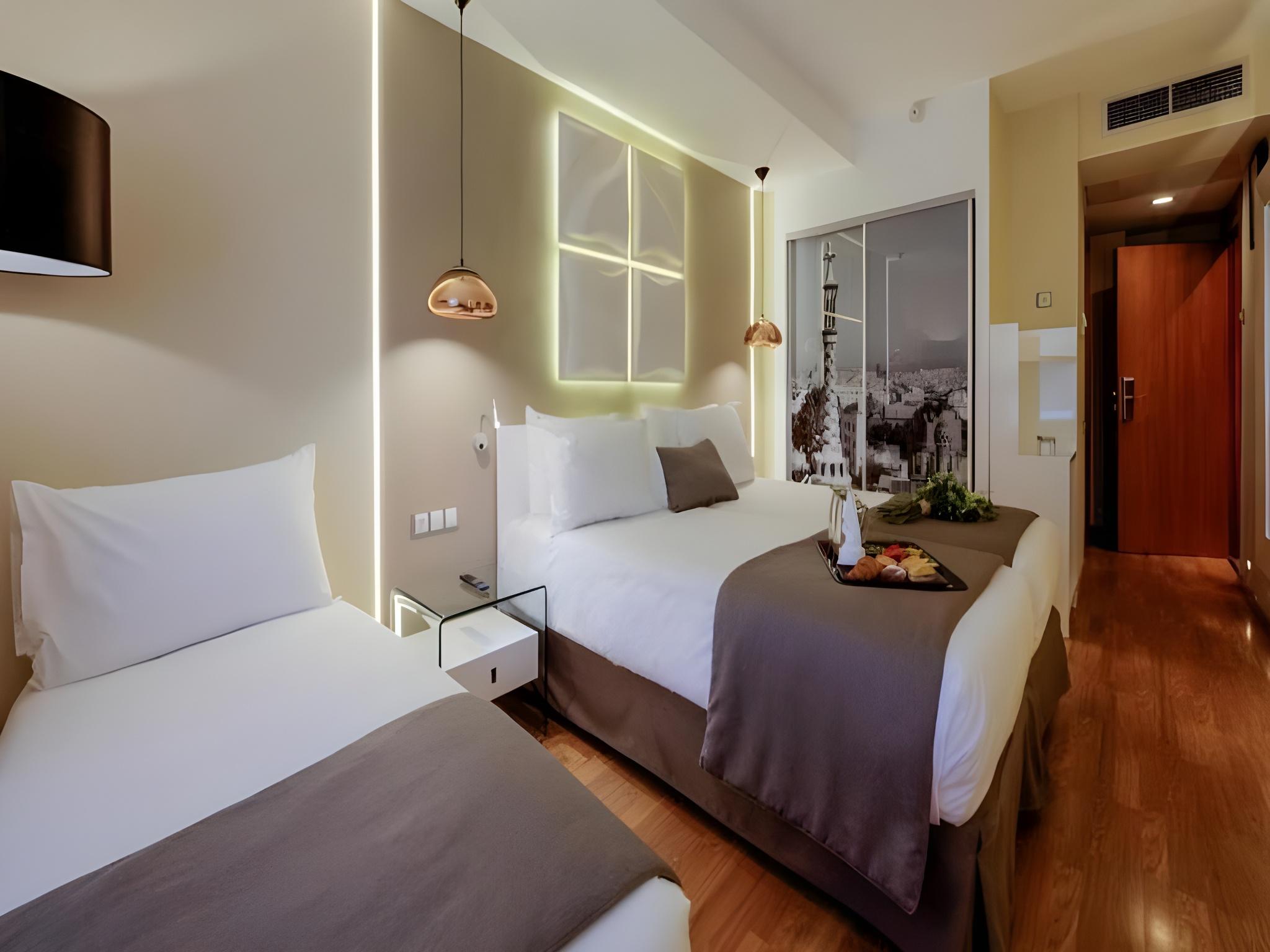 Room, Triple, 1 Double and 3 Single Beds