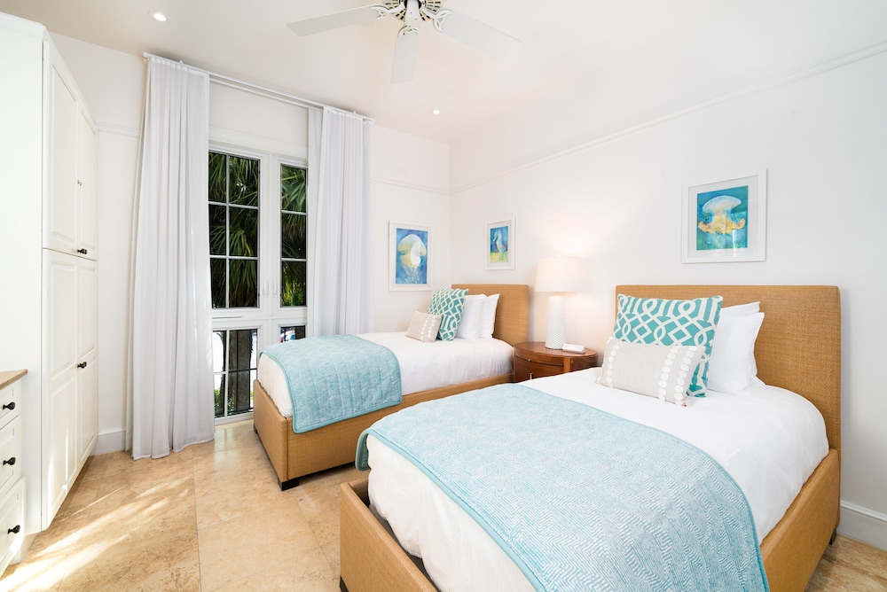 BIANCA SANDS ON GRACE BAY 24/78